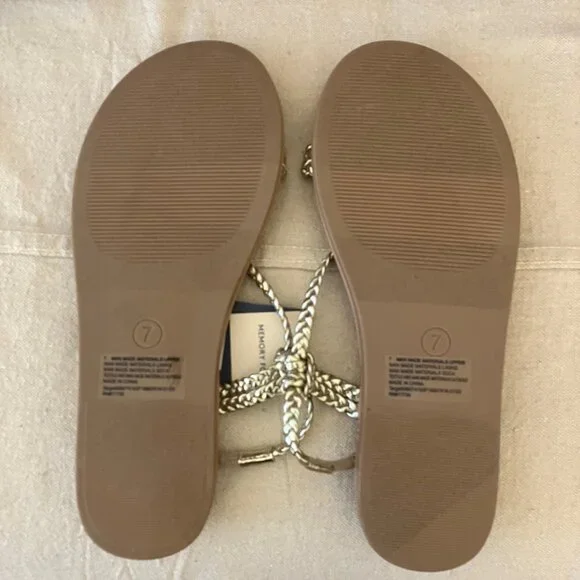 NWT Universal Thread Gold Sandals Size 7 - Picture 3 of 4